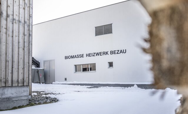 Heizwerk Bezau von vorne bei Schnee